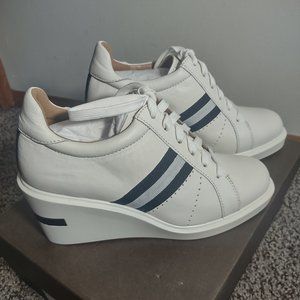 Kandis Wedge Sneaker In Winter White Tumbled Leather